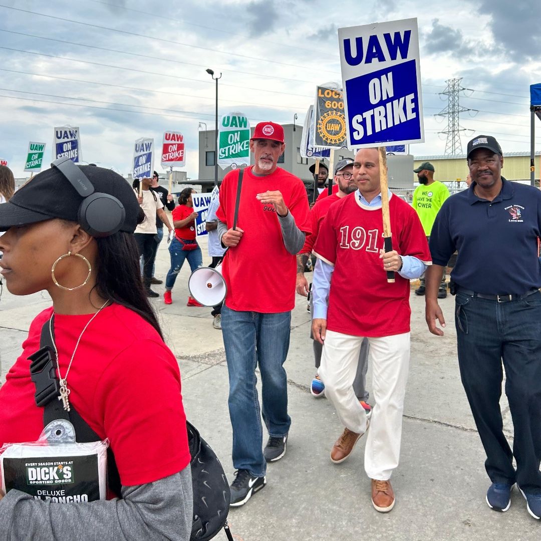 U.S. Labor Resurgence: UAW Strike & Changing Dynamics